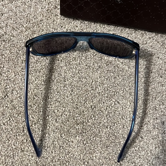Woman’s Gucci sunglasses - Picture 2 of 3